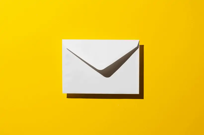 Briefkuvert auf gelbem Hintergrund